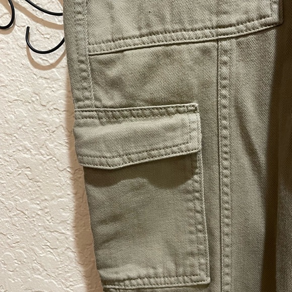 Banana Republic cargo capri in olive green/ sage color. Comes w/ matching belt. - Picture 5 of 16